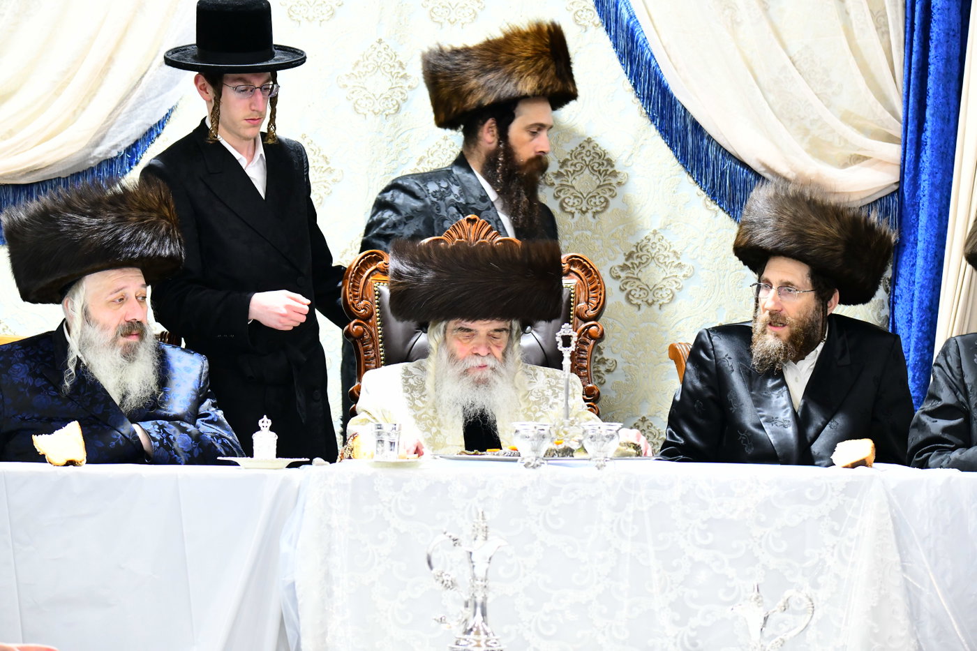 מוצאי יום כיפור בחצה"ק קרעטשניף ירושלים