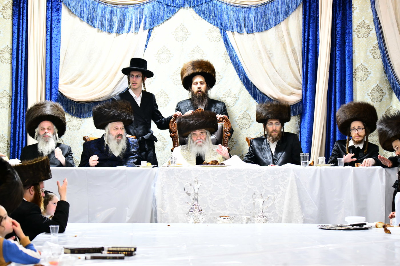 מוצאי יום כיפור בחצה"ק קרעטשניף ירושלים