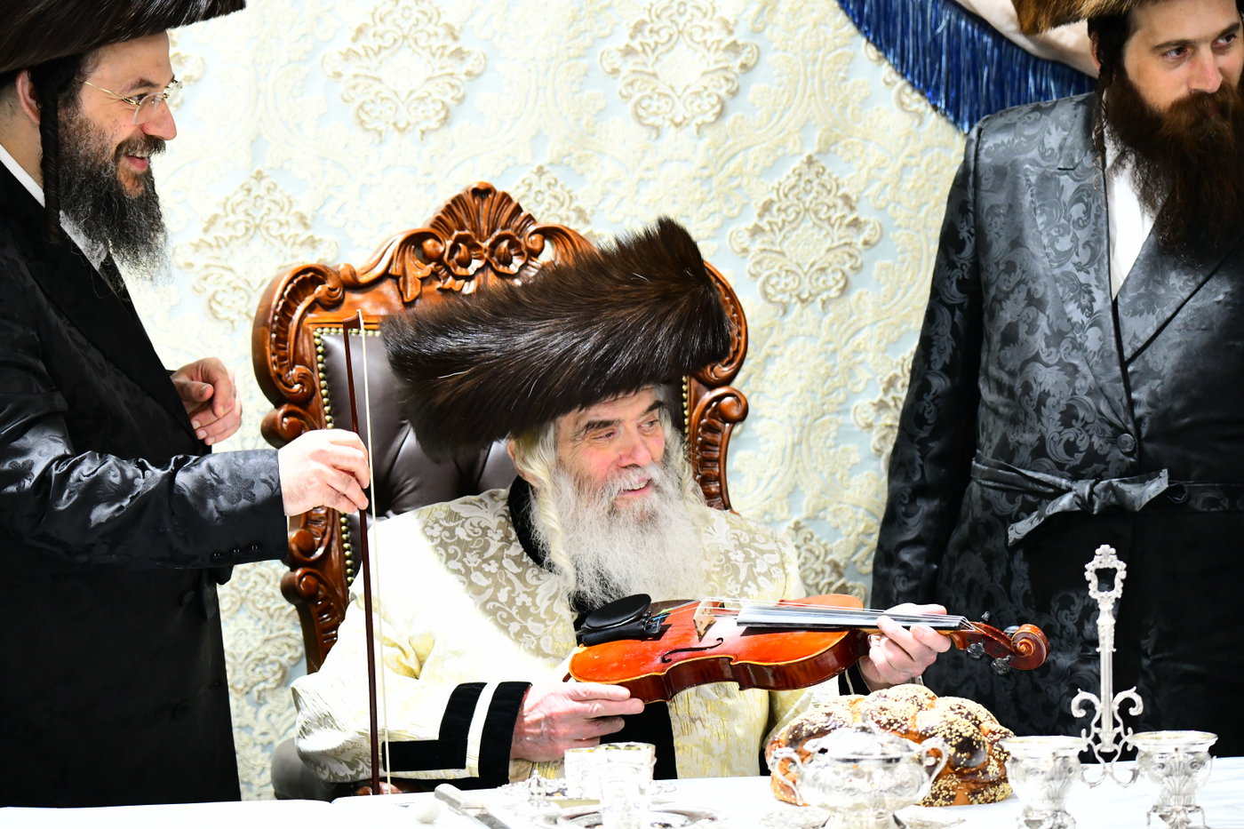 מוצאי יום כיפור בחצה"ק קרעטשניף ירושלים