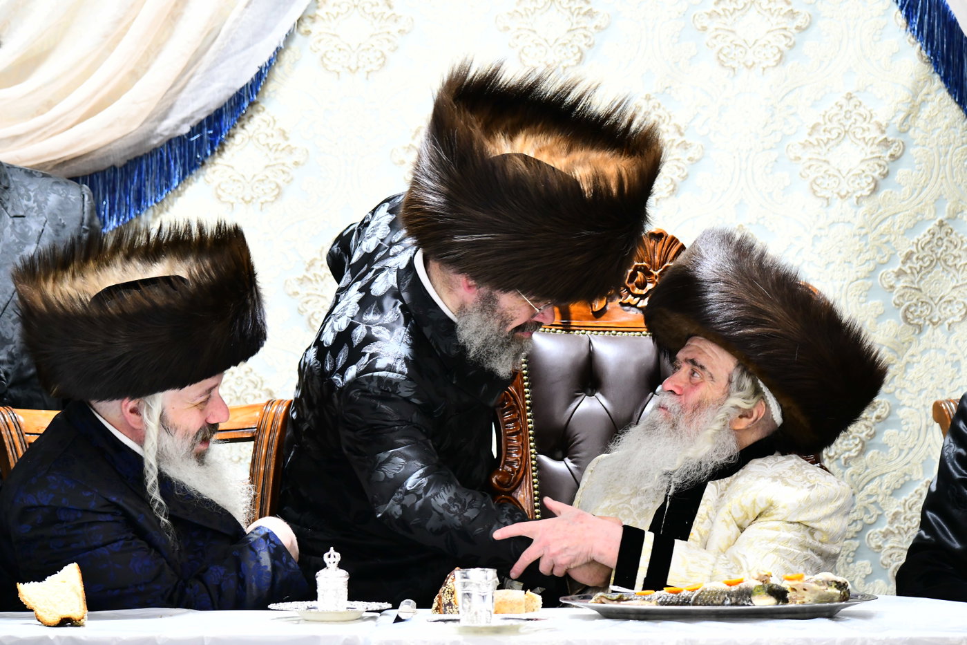 מוצאי יום כיפור בחצה"ק קרעטשניף ירושלים