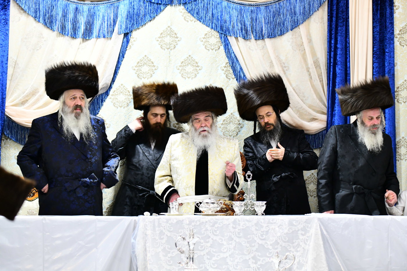 מוצאי יום כיפור בחצה"ק קרעטשניף ירושלים