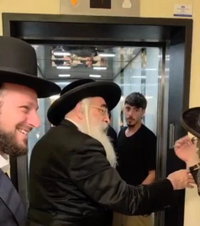 הרבי מדושינסקיא במעלית