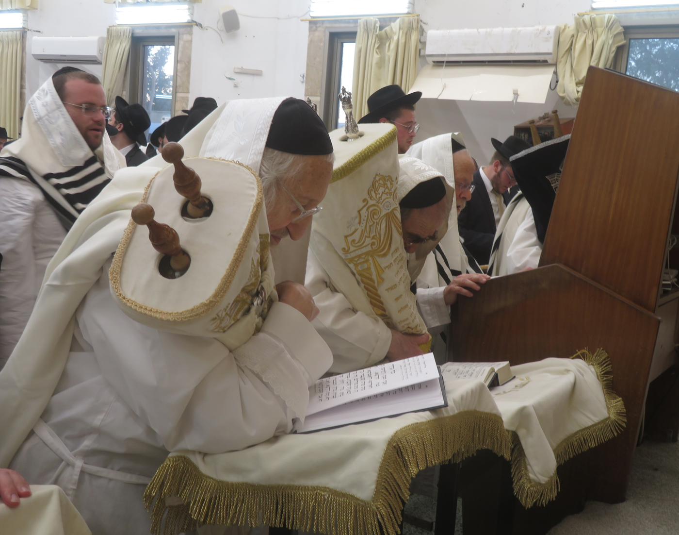 מוצאי יו"כ אצל הגר"א לוי