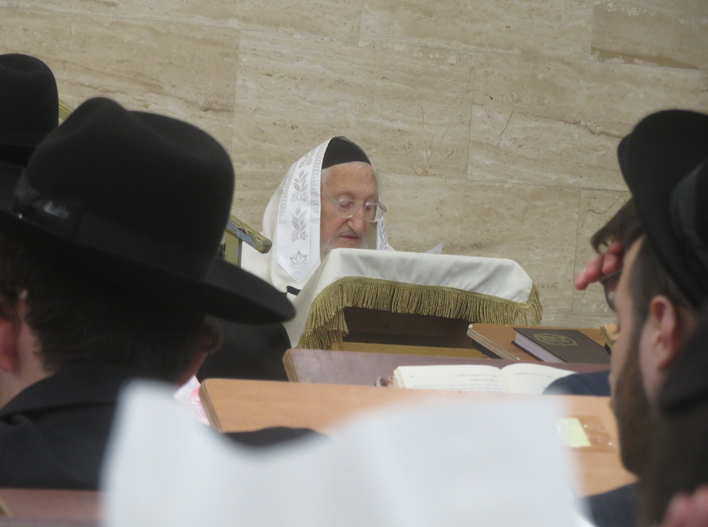 מוצאי יו"כ אצל הגר"א לוי