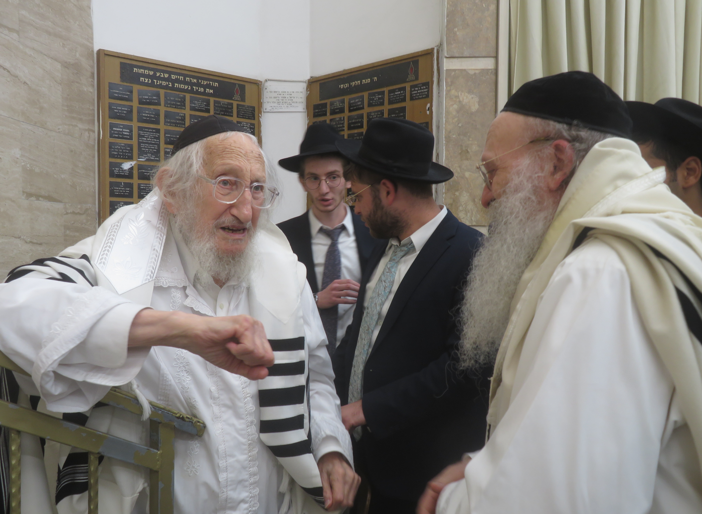 מוצאי יו"כ אצל הגר"א לוי