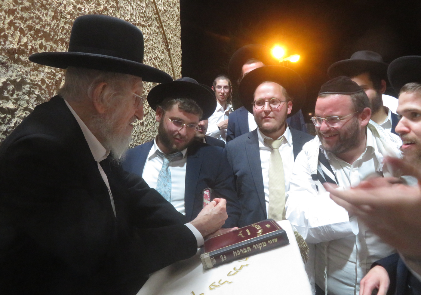 מוצאי יו"כ אצל הגר"א לוי