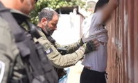 הדרמה באתר הבנייה: לוחם מצמיד את החשוד לדופן המכולה - ומחפש עליו