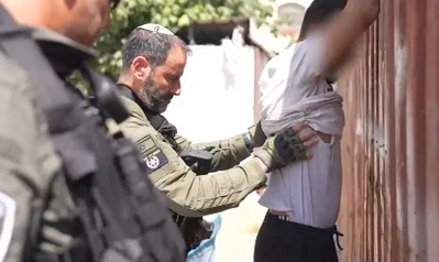 הדרמה באתר הבנייה: לוחם מצמיד את החשוד לדופן המכולה - ומחפש עליו 