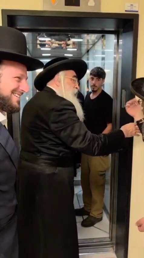 האדמו"ר מדושינסקיא במעלית
