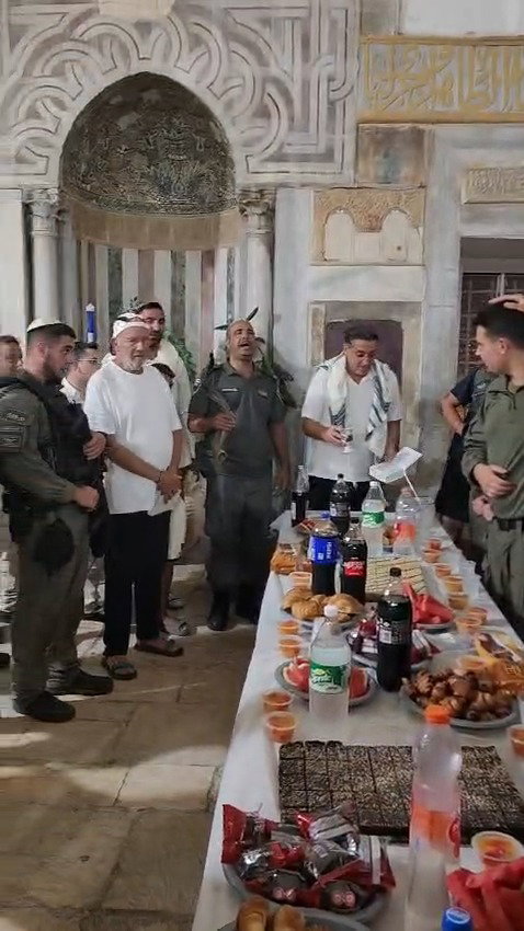 הזמר חיים ישראל בהבדלה במוצאי יום כיפור עם חיילי צה"ל