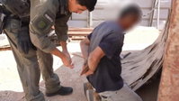 הדרמה באתר הבנייה: לוחם מצמיד את החשוד לדופן המכולה - ומחפש עליו