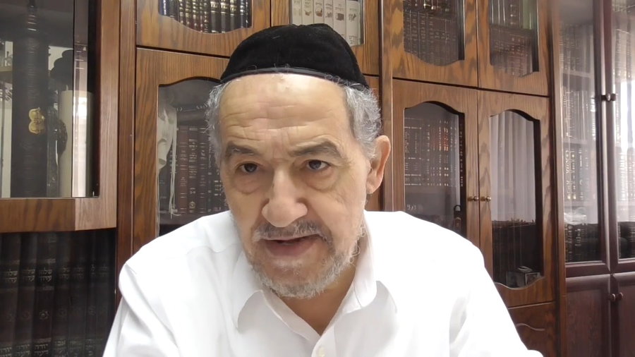 הרב מיכאל שושן עם הגיגים במרוקאית לחג הסוכות