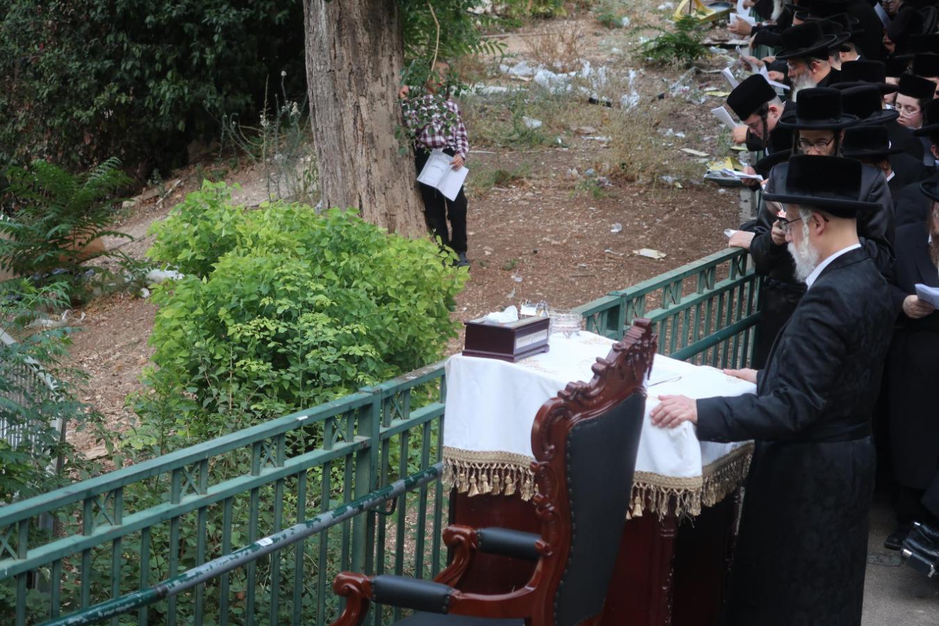 ערב ומוצאי יו"כ בחצה"ק סערט ויזניץ