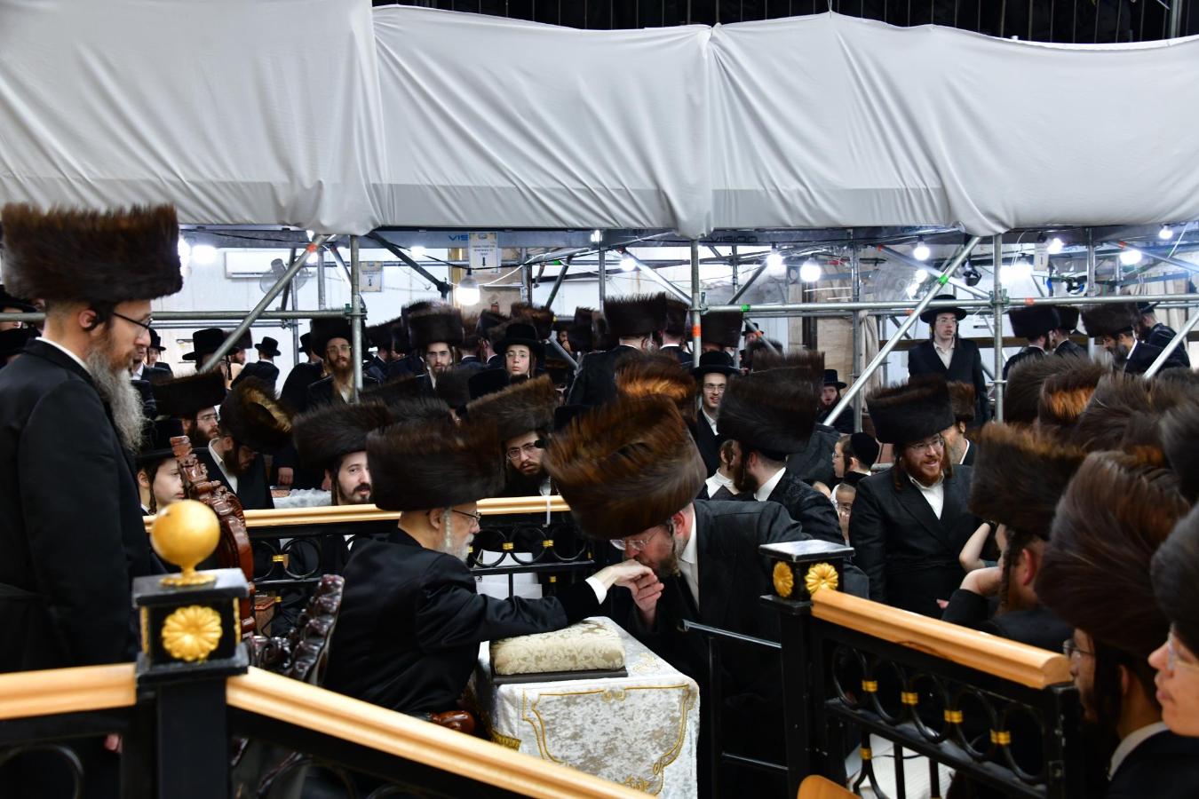 ערב ומוצאי יו"כ בחצה"ק סערט ויזניץ