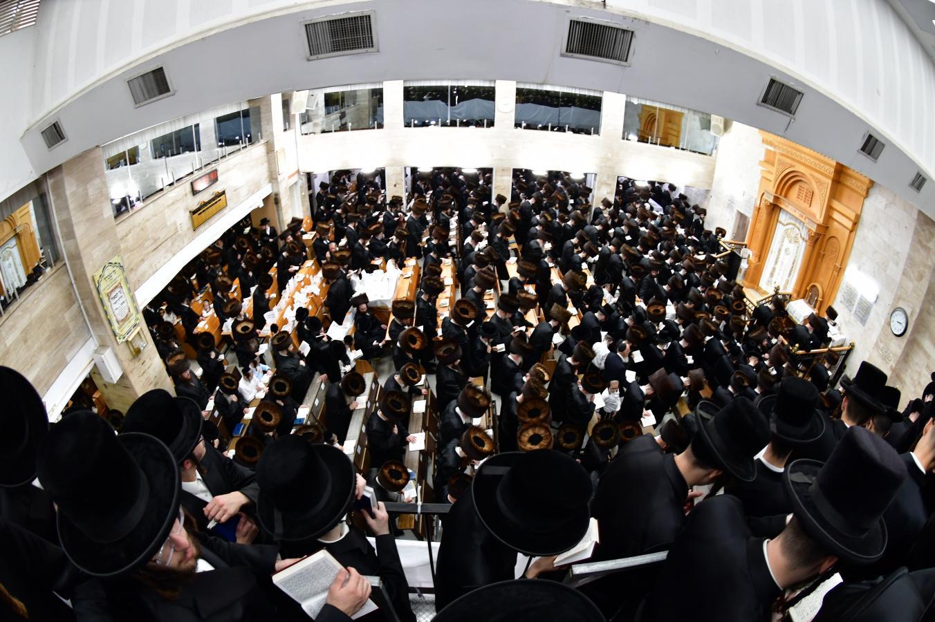 ערב ומוצאי יו"כ בחצה"ק סערט ויזניץ