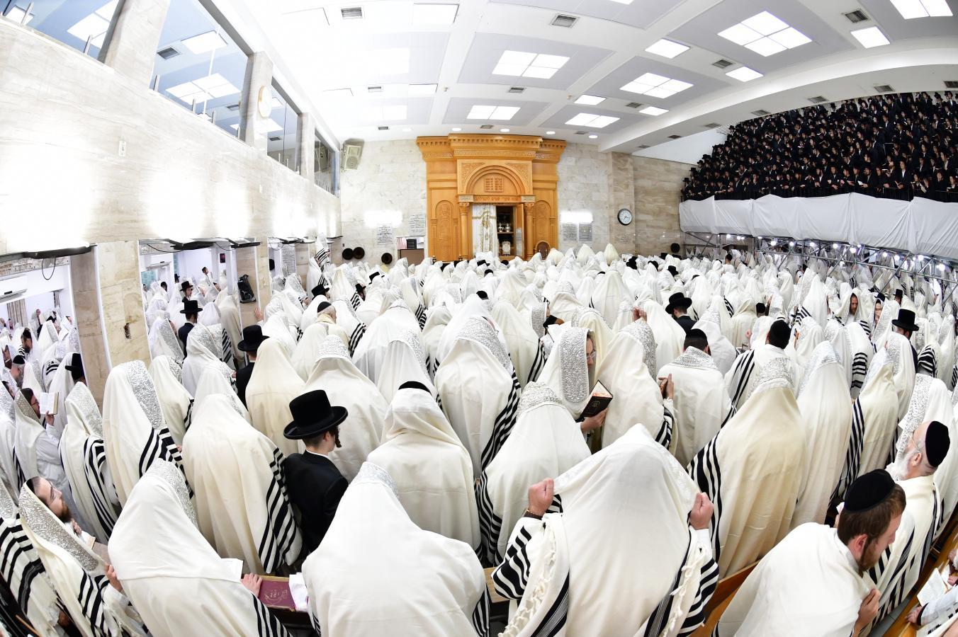 ערב ומוצאי יו"כ בחצה"ק סערט ויזניץ