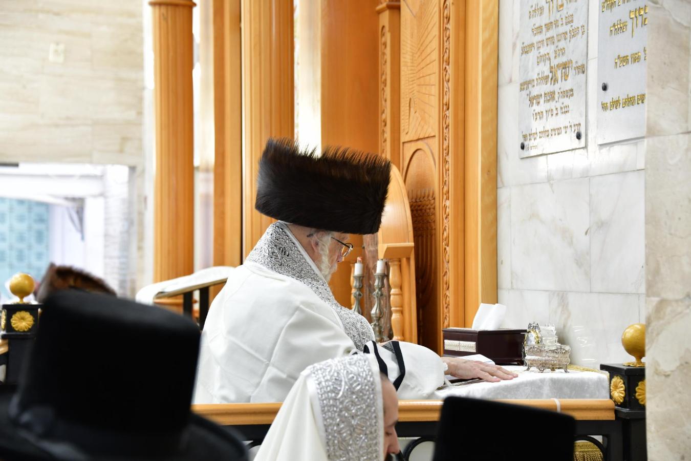 ערב ומוצאי יו"כ בחצה"ק סערט ויזניץ