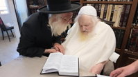 הגרח"ע שטרנבוך בברכת הבנים מאביו הגר"מ שטרנבוך