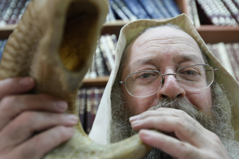 ויהי לפלא: המקובל נפטר בערב חג הסוכות; הרבנית נפטרה בערב חג הפסח