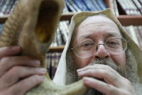 ויהי לפלא: המקובל נפטר בערב חג הסוכות; הרבנית נפטרה בערב חג הפסח