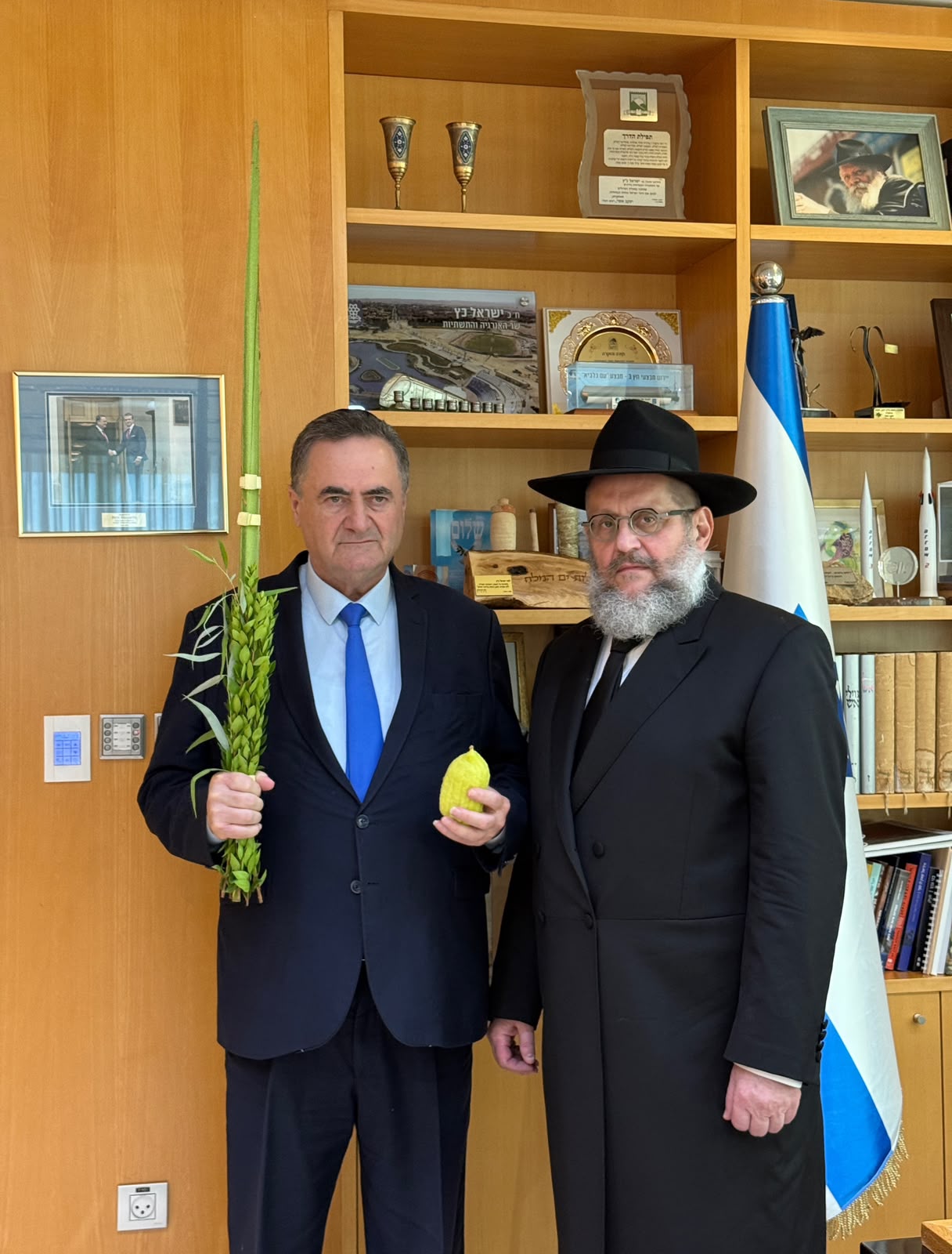 3 שנים לטבח שבעה באוקטובר: דיון חריג בלשכת שר הביטחון - שקיבל סט לסוכות