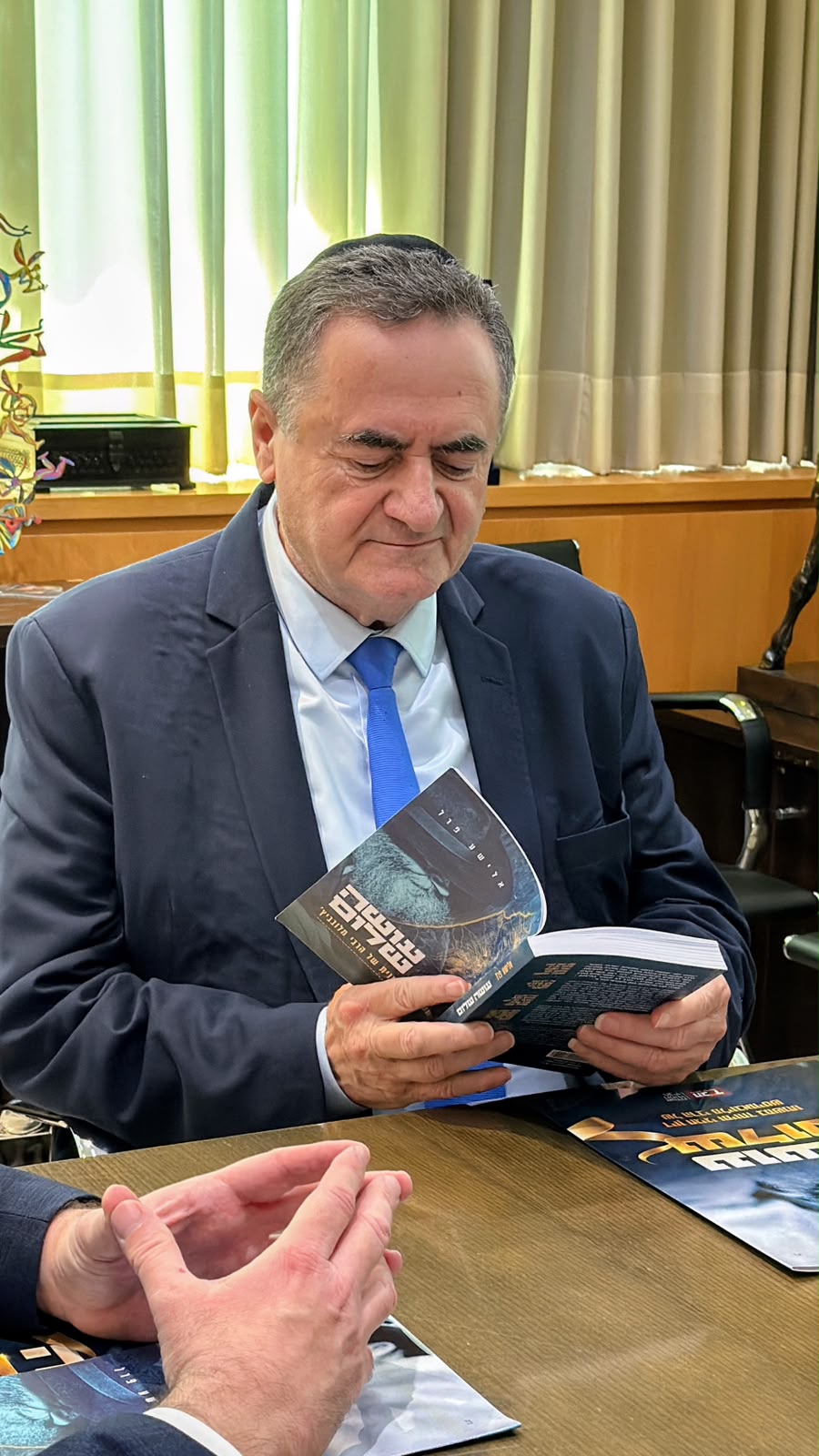 3 שנים לטבח שבעה באוקטובר: דיון חריג בלשכת שר הביטחון - שקיבל סט לסוכות