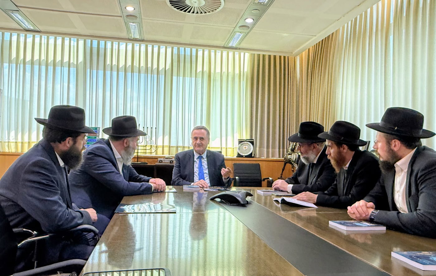 3 שנים לטבח שבעה באוקטובר: דיון חריג בלשכת שר הביטחון - שקיבל סט לסוכות