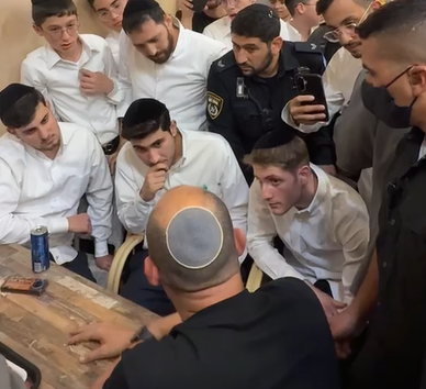 בנט הגיע לטשונטיה של בן יו"ר דגל התורה, וחטף בקבוק בירה