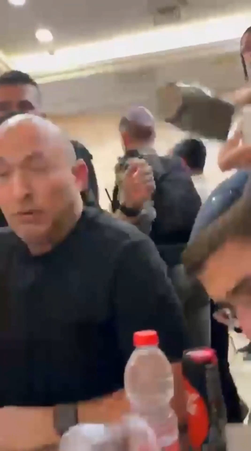 קם בזעם וצועק "מי זה?!": כך נראה הרגע בו זרקו מלחייה על בנט בבני ברק
