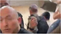 קם בזעם וצועק "מי זה?!": כך נראה הרגע בו זרקו מלחייה על בנט בבני ברק