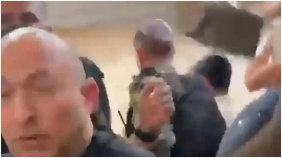 קם בזעם וצועק "מי זה?!": כך נראה הרגע בו זרקו מלחייה על בנט בבני ברק
