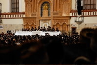 בחצר הקודש: תיעודים משמחת בית השואבה בויז׳ניץ 