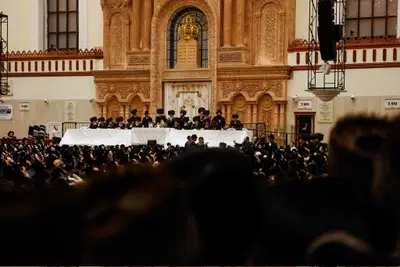 אש בחצר הקודש: תיעודים משמחת בית השואבה בויז׳ניץ 