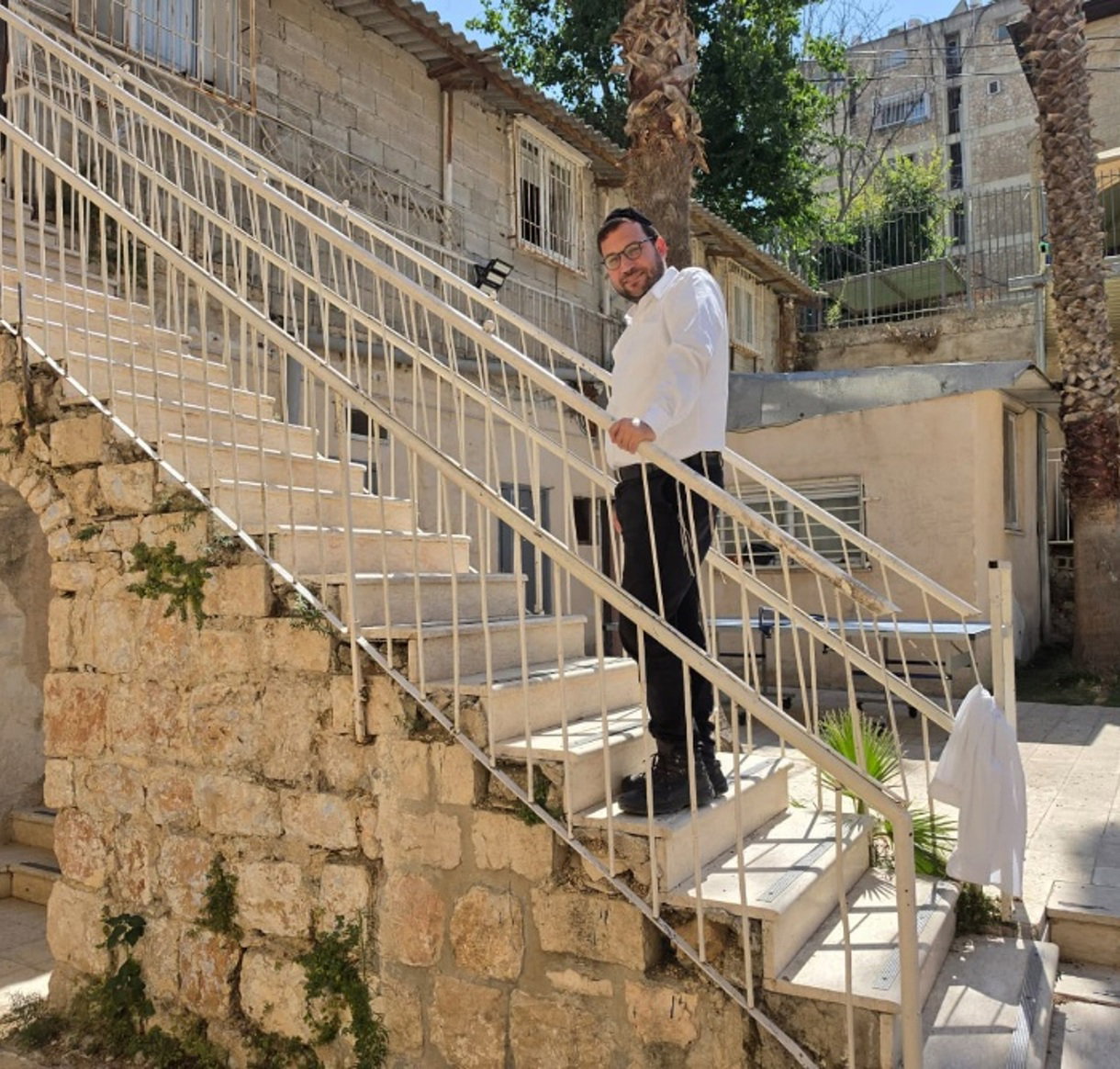 כותב השורות ישראל שפירא עולה בגרם המדרגות ההיסטורי, בו תועד הגה"צ רבי איצ'לה בלאזר זצוק"ל