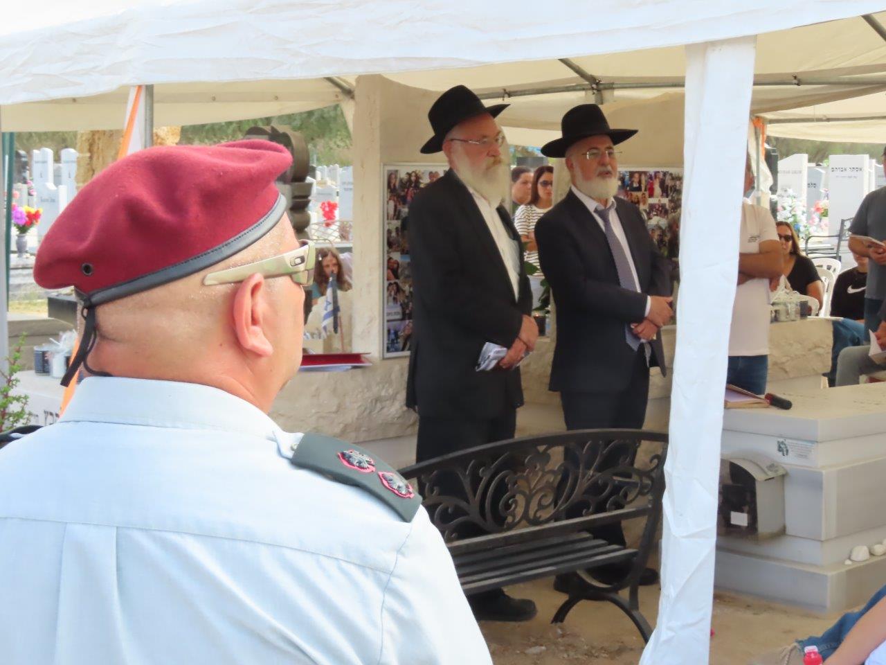 המשפחות השכולות בבית העלמין באשדוד