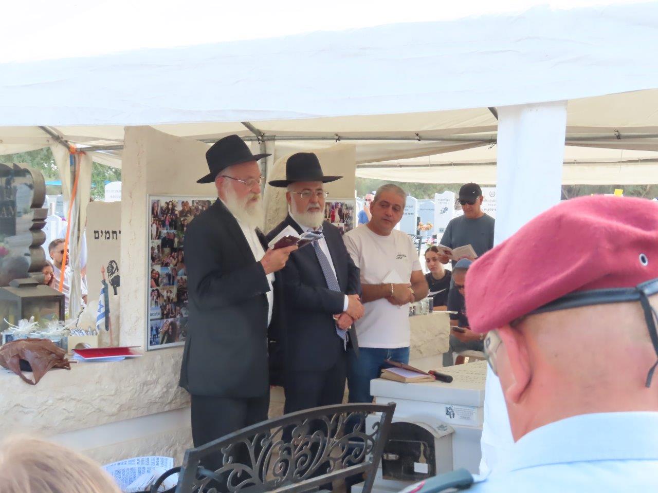 המשפחות השכולות בבית העלמין באשדוד