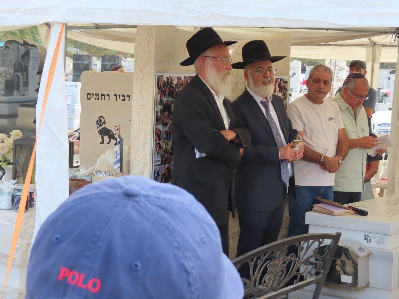 המשפחות השכולות בבית העלמין באשדוד
