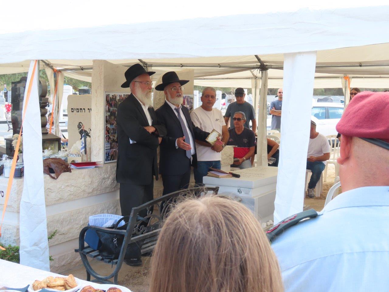 המשפחות השכולות בבית העלמין באשדוד