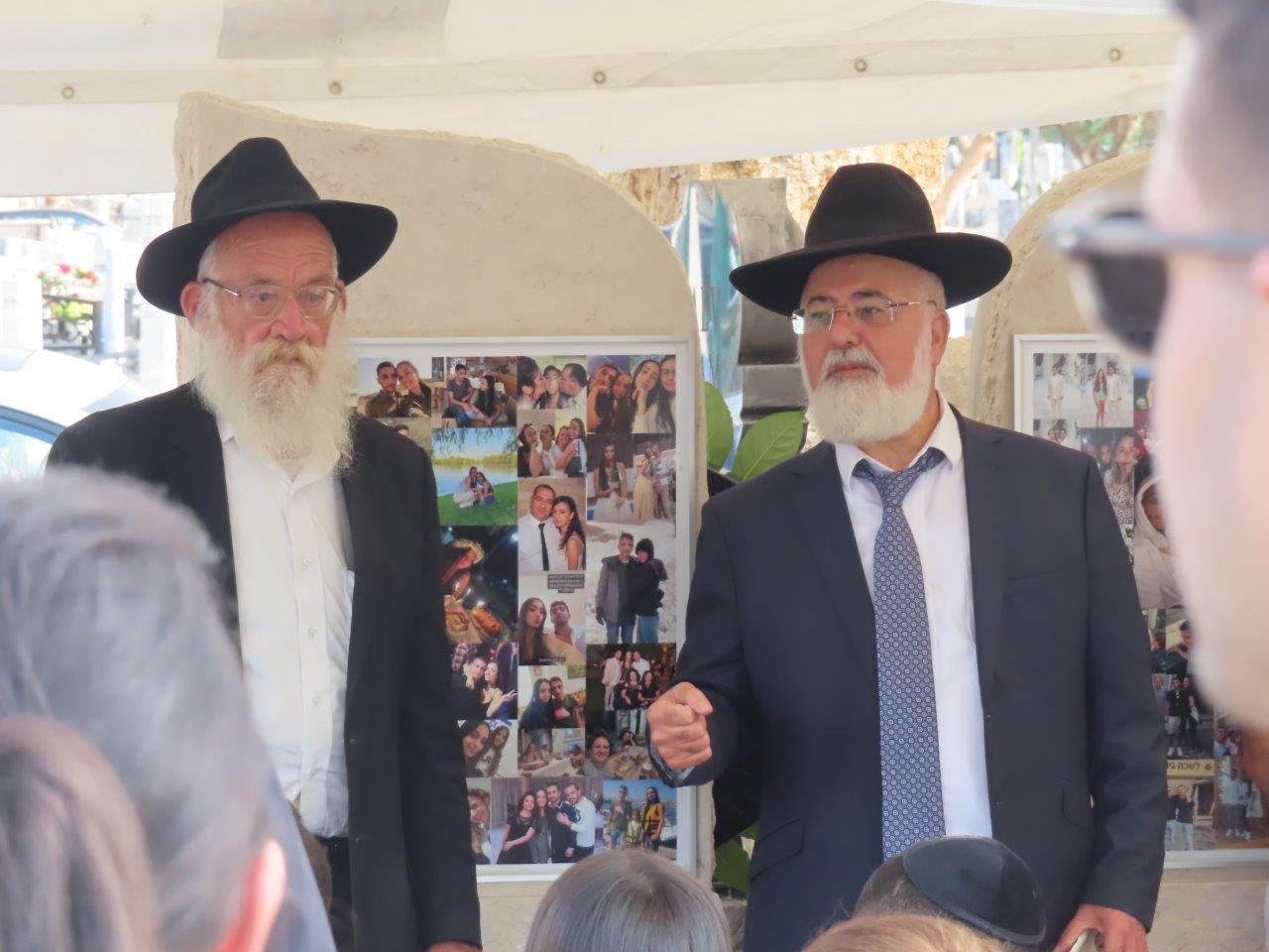 המשפחות השכולות בבית העלמין באשדוד