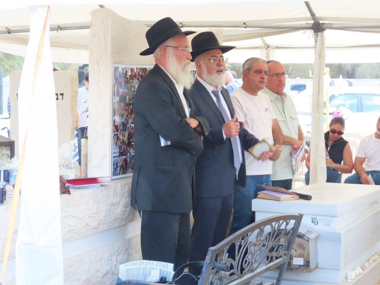 המשפחות השכולות בבית העלמין באשדוד