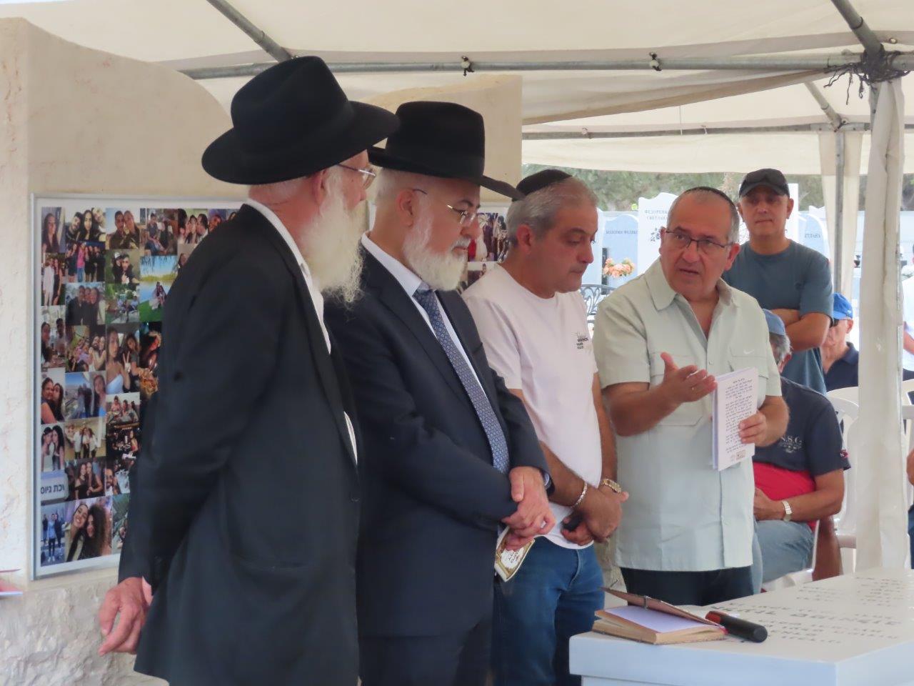 המשפחות השכולות בבית העלמין באשדוד