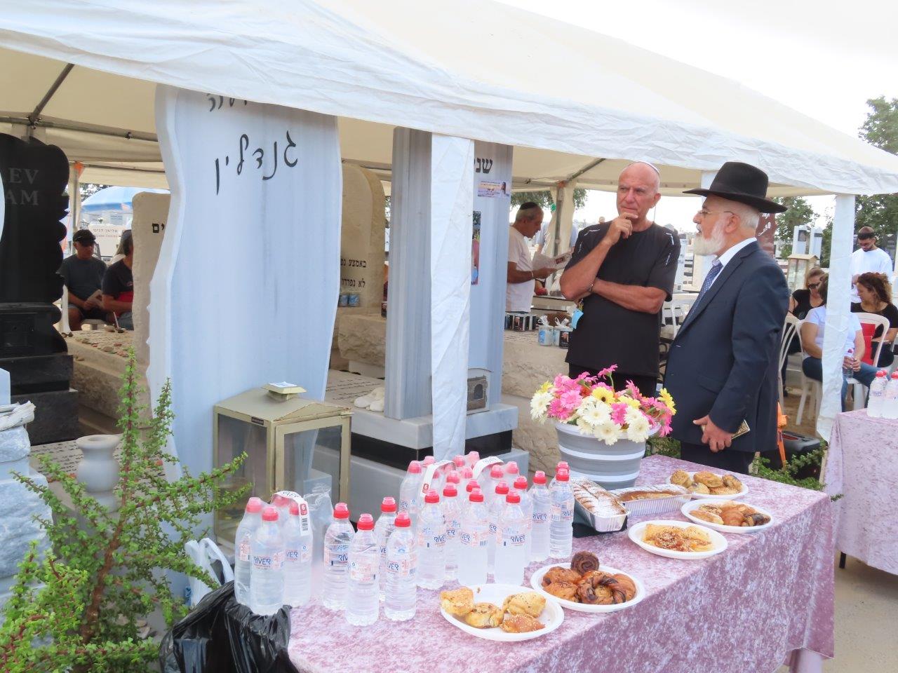 המשפחות השכולות בבית העלמין באשדוד