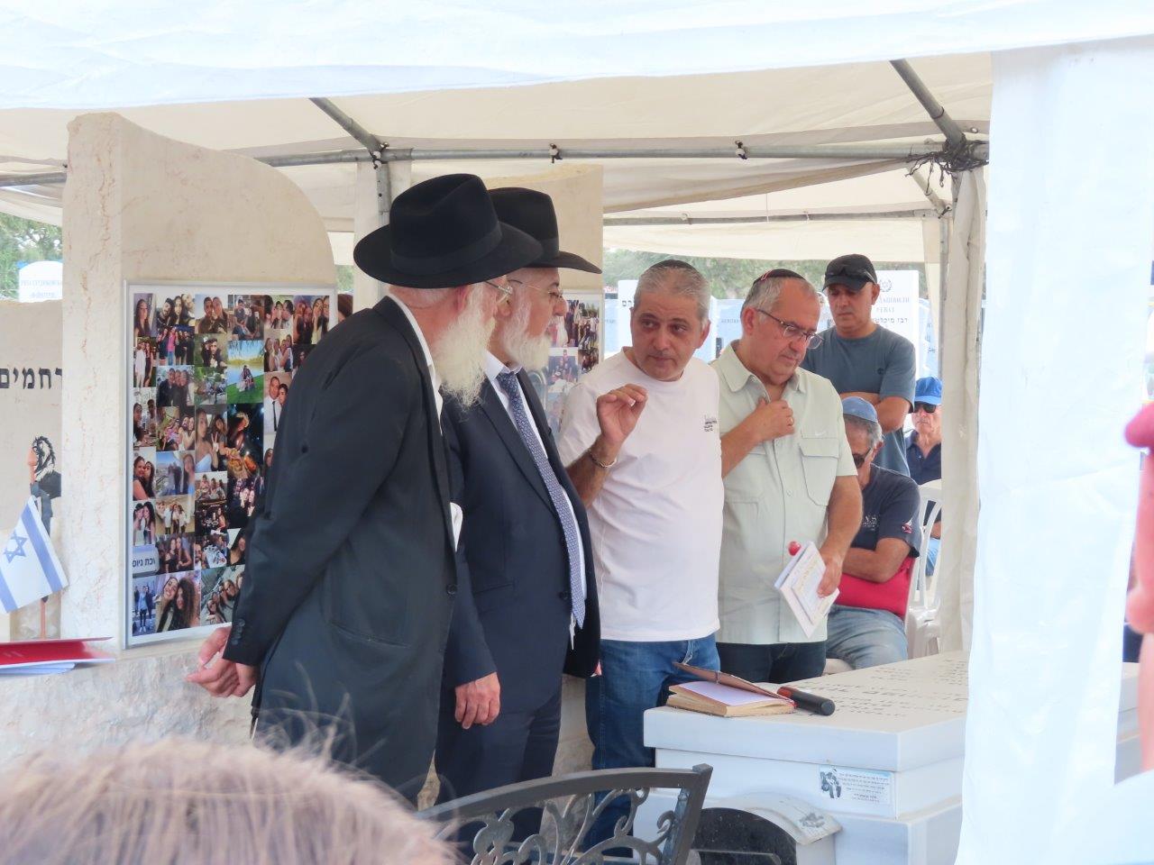 המשפחות השכולות בבית העלמין באשדוד