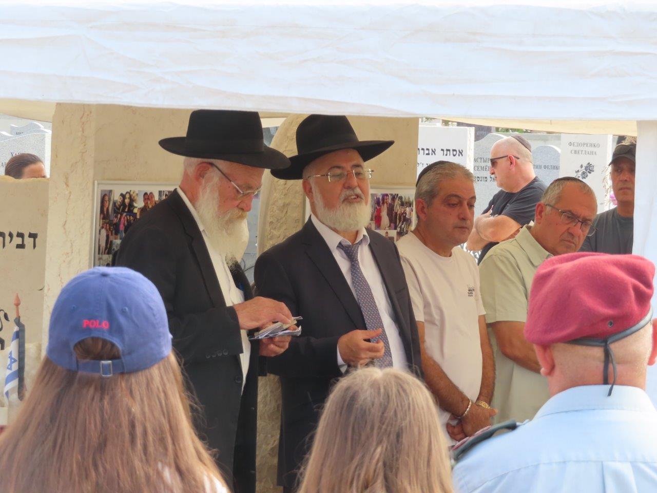 המשפחות השכולות בבית העלמין באשדוד