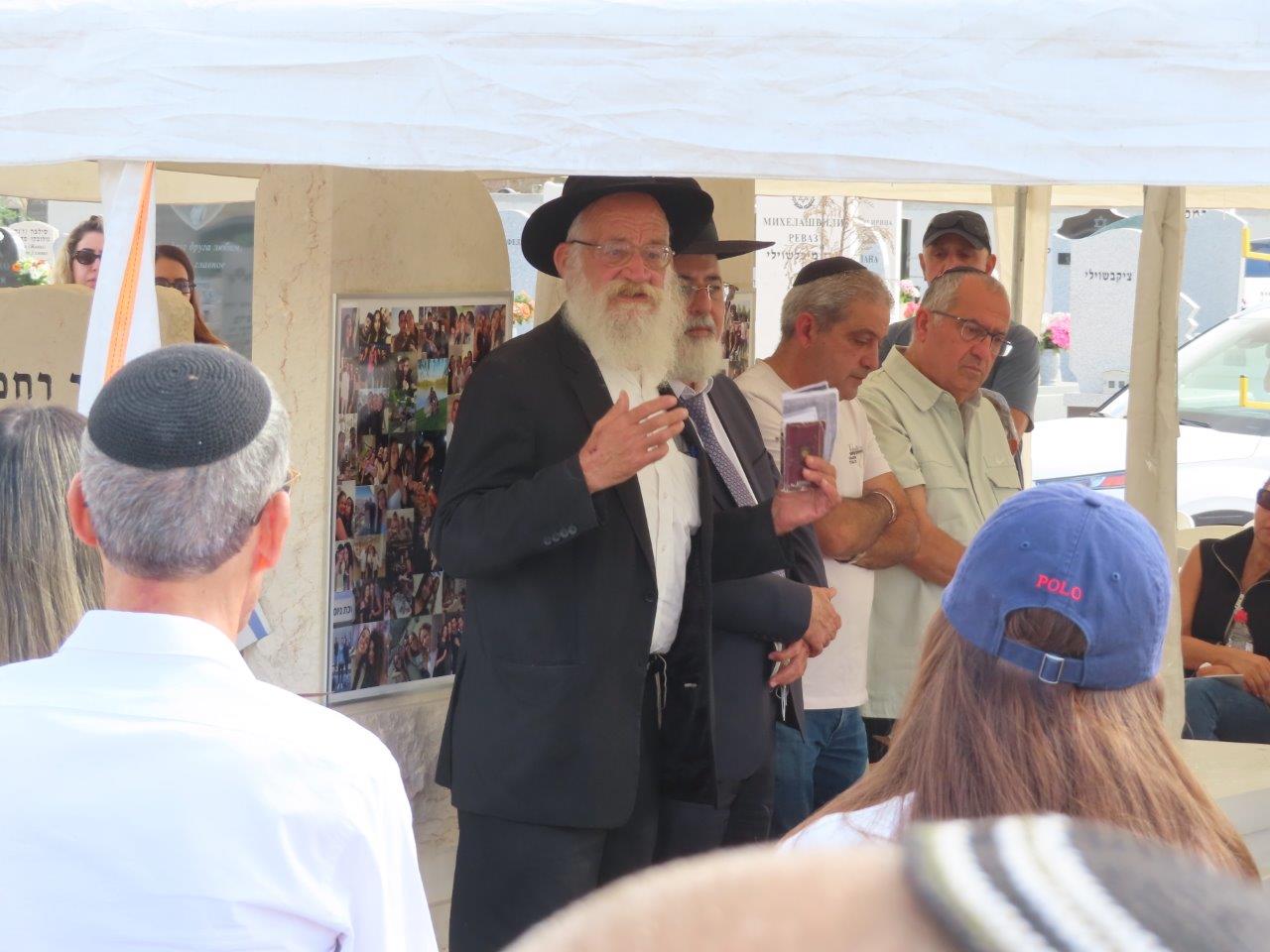 המשפחות השכולות בבית העלמין באשדוד
