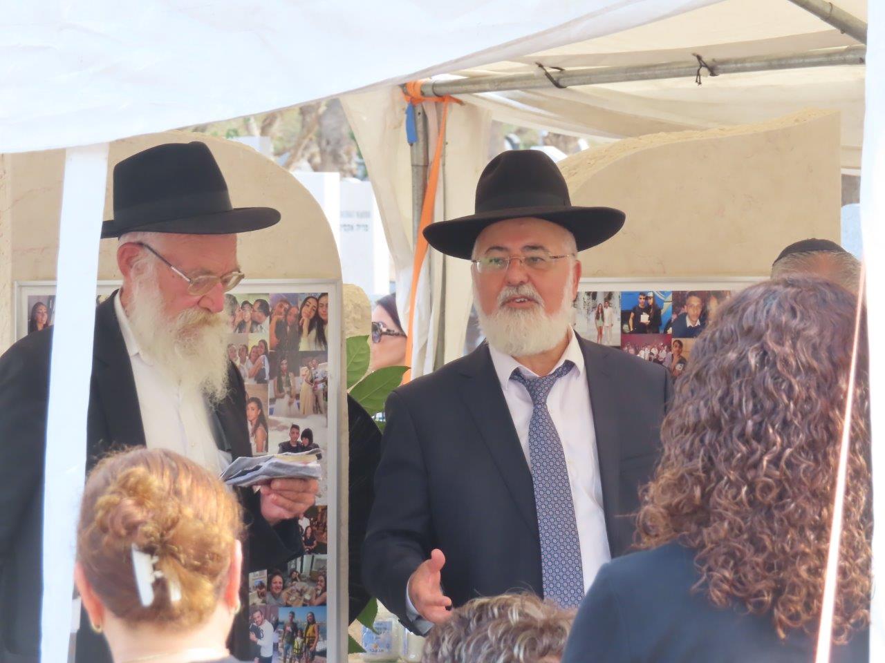 המשפחות השכולות בבית העלמין באשדוד