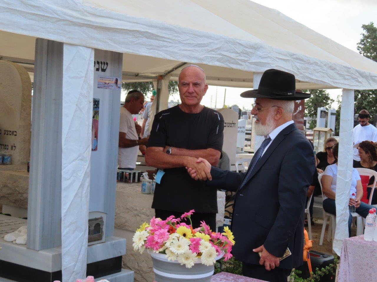 המשפחות השכולות בבית העלמין באשדוד