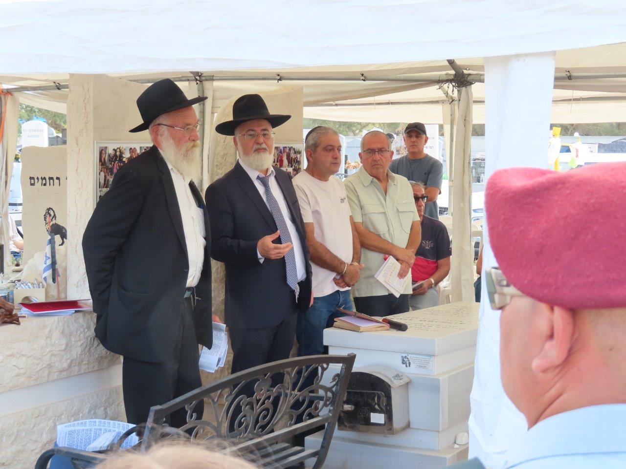 המשפחות השכולות בבית העלמין באשדוד