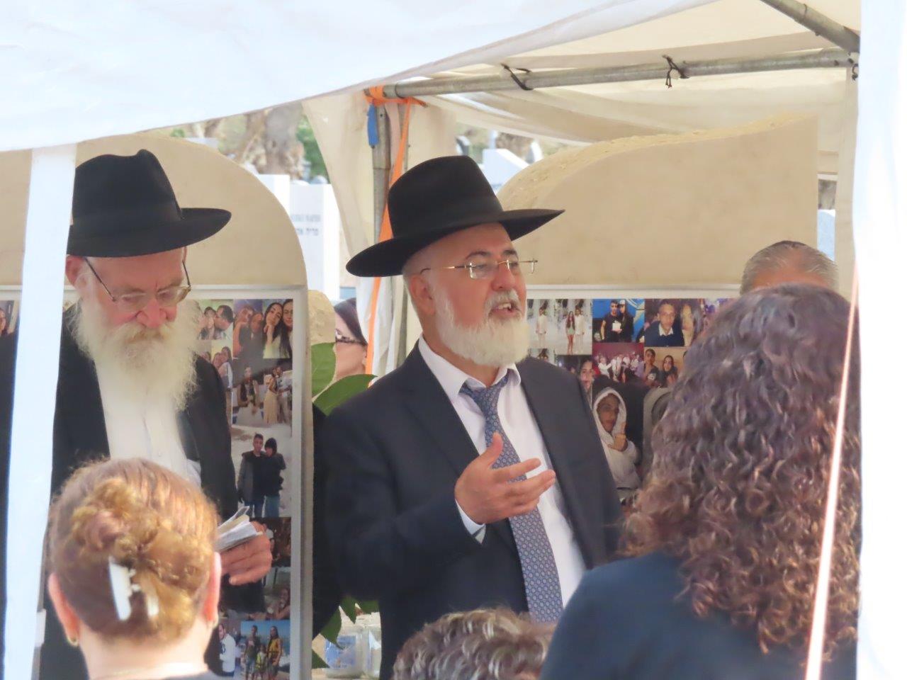 המשפחות השכולות בבית העלמין באשדוד