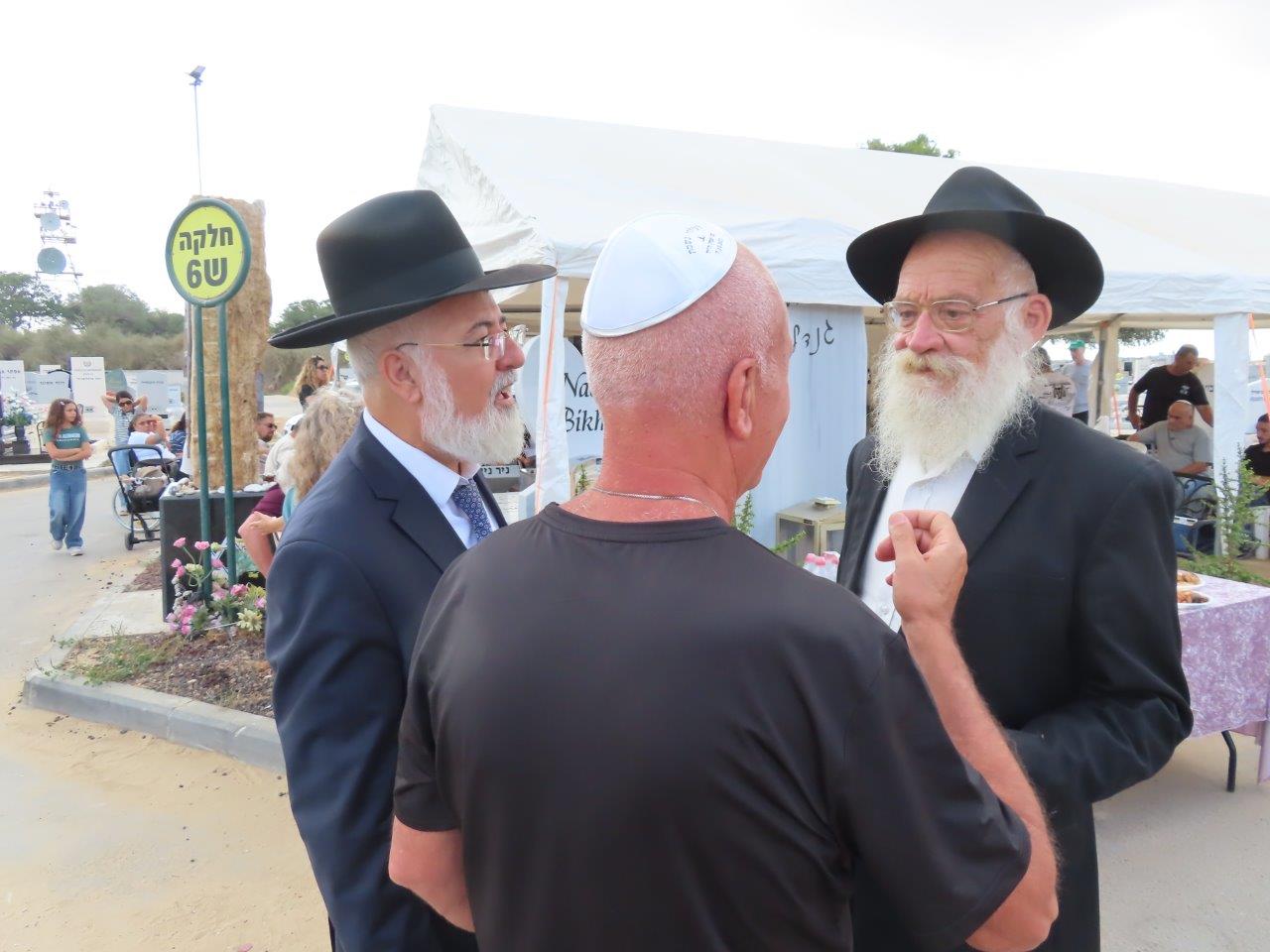 המשפחות השכולות בבית העלמין באשדוד